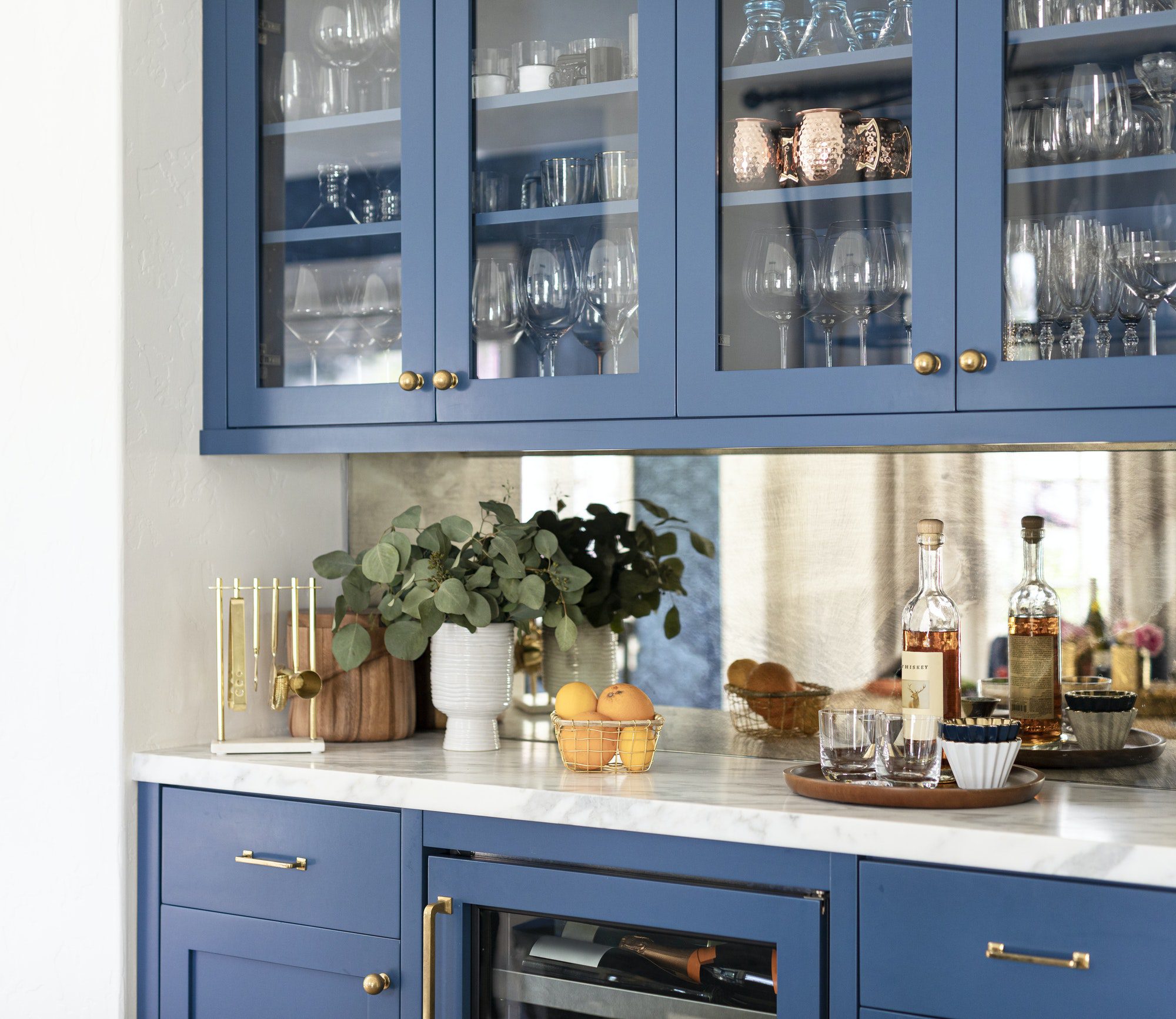 Kitchen cabinet with kitchenwares