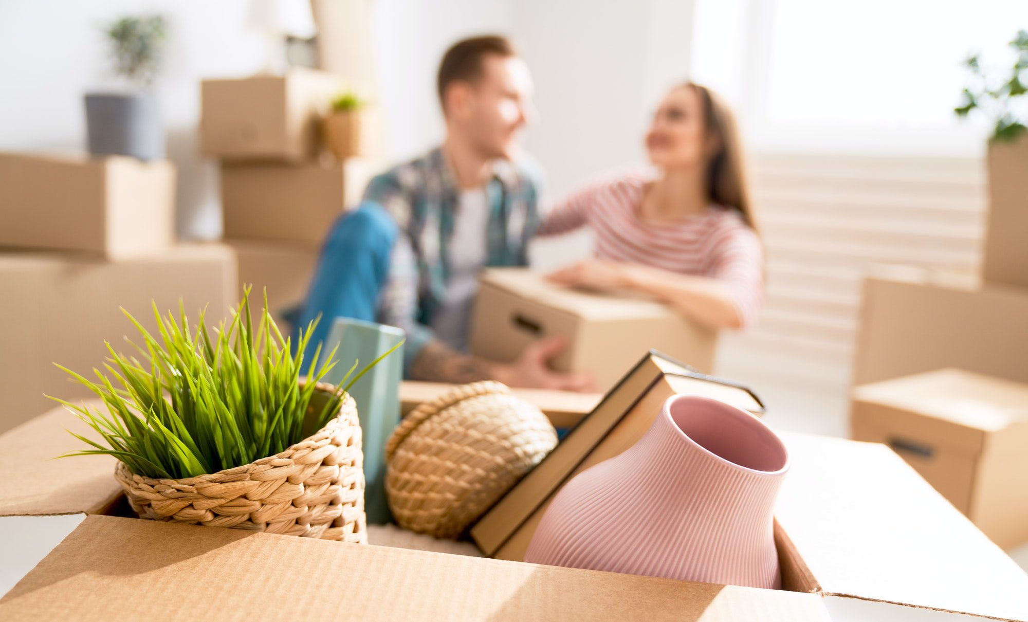 couple moving to new apartment