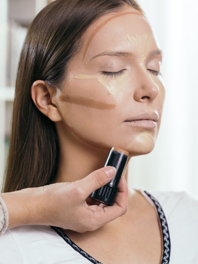 cropped-make-up-artist-contouring-the-face.jpg