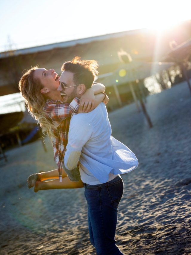 cropped-beautiful-couple-hugging-and-dating-on-beach.jpg